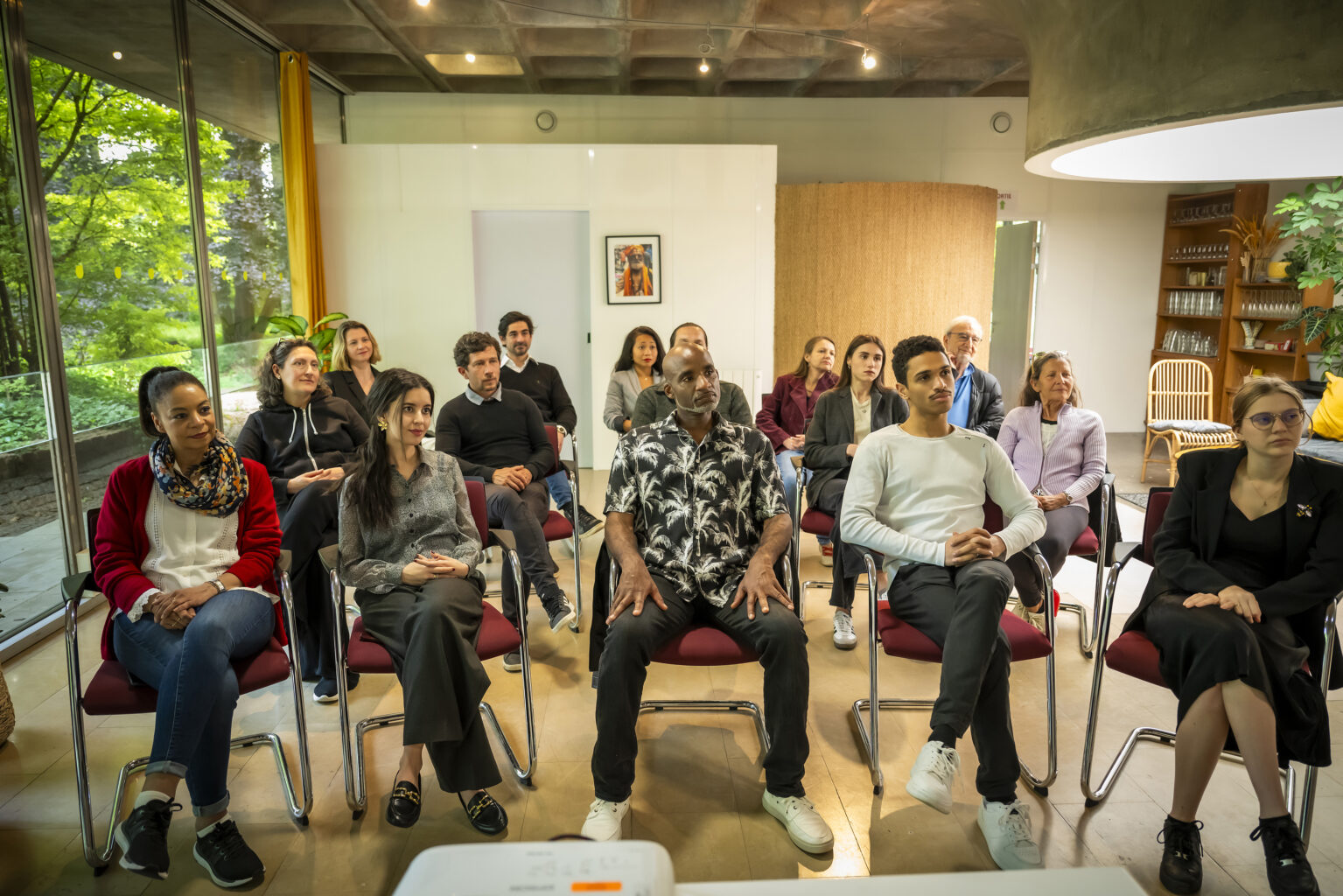 Salle de réunion avec un séminaire de rentrée pour améliorer l'interaction entre les collaborateurs