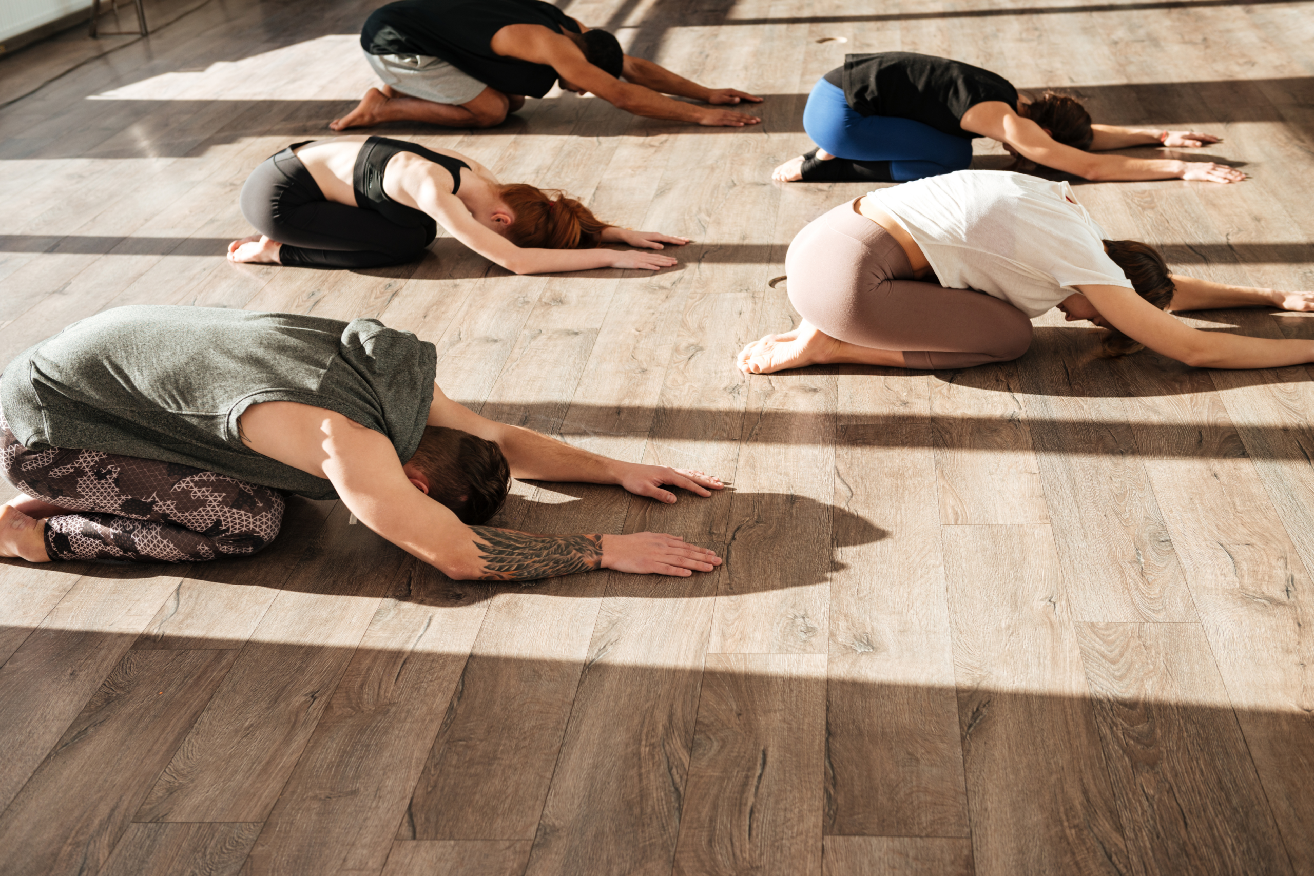 Posture de Yin yoga tenue au sol pour un relâchement profond