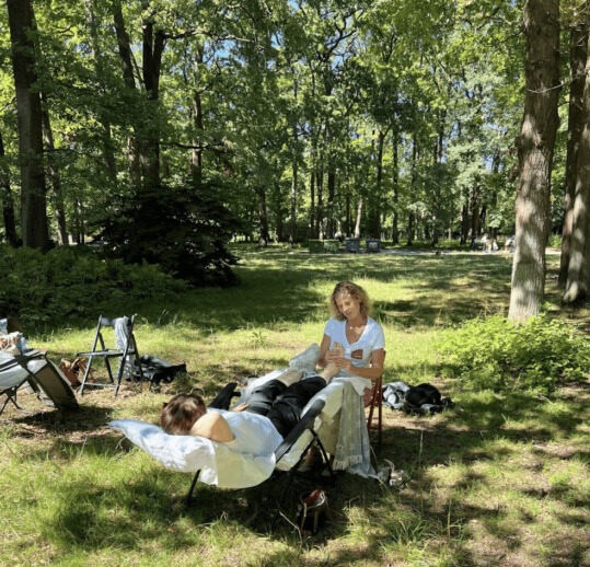 Séance de réflexologie plantaire sous les arbres au Paris zen festival