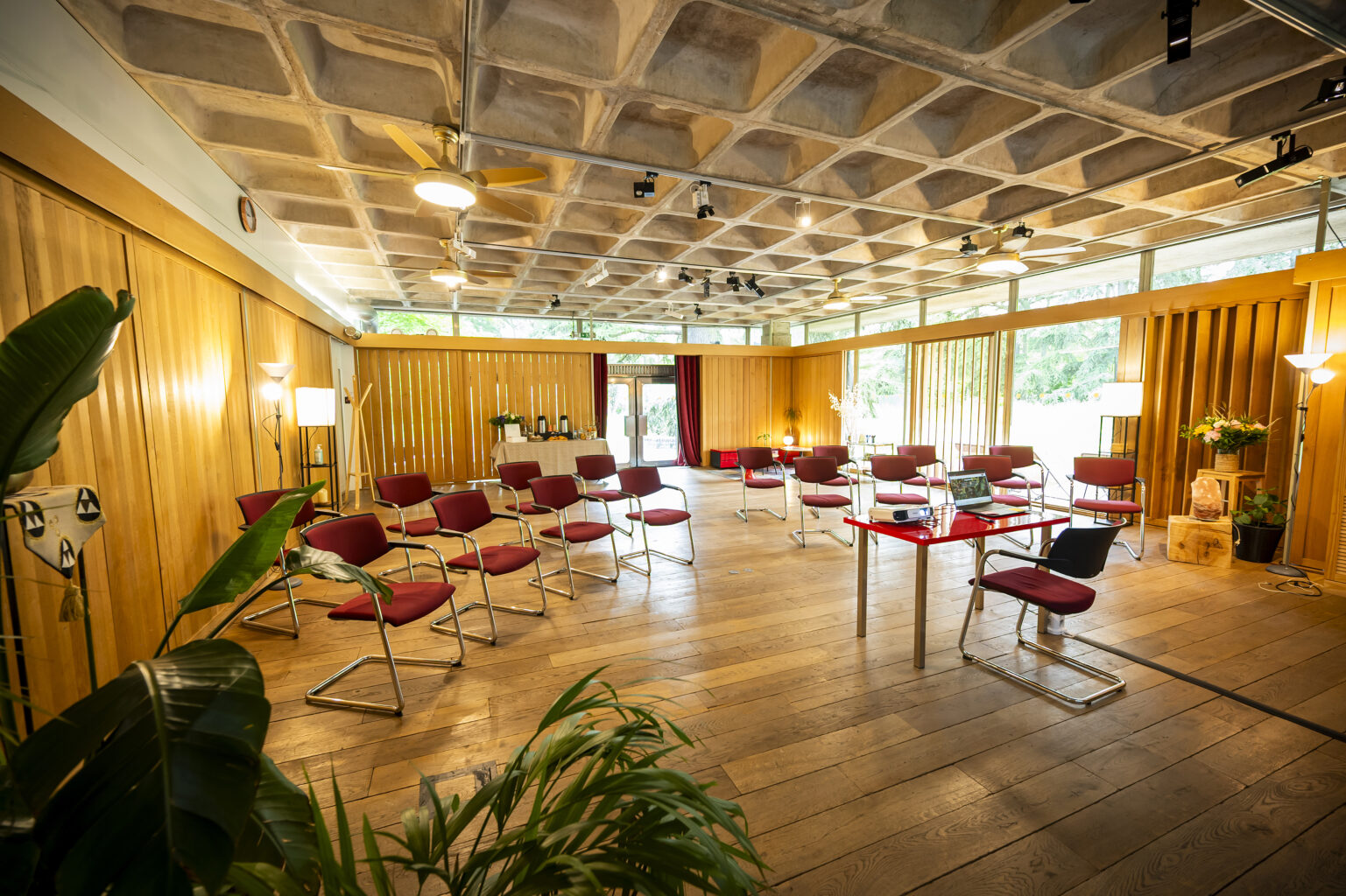 Salle de réunion en configuration conseil