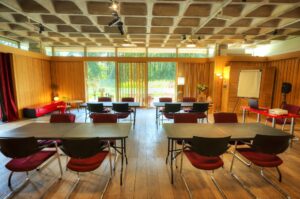 Configuration salle de conférence ou réunion en salle de classe