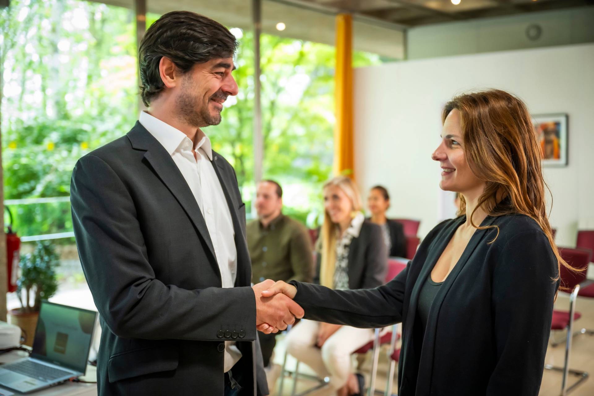 Collaboration pendant réunion avec du bon matériel de séminaire