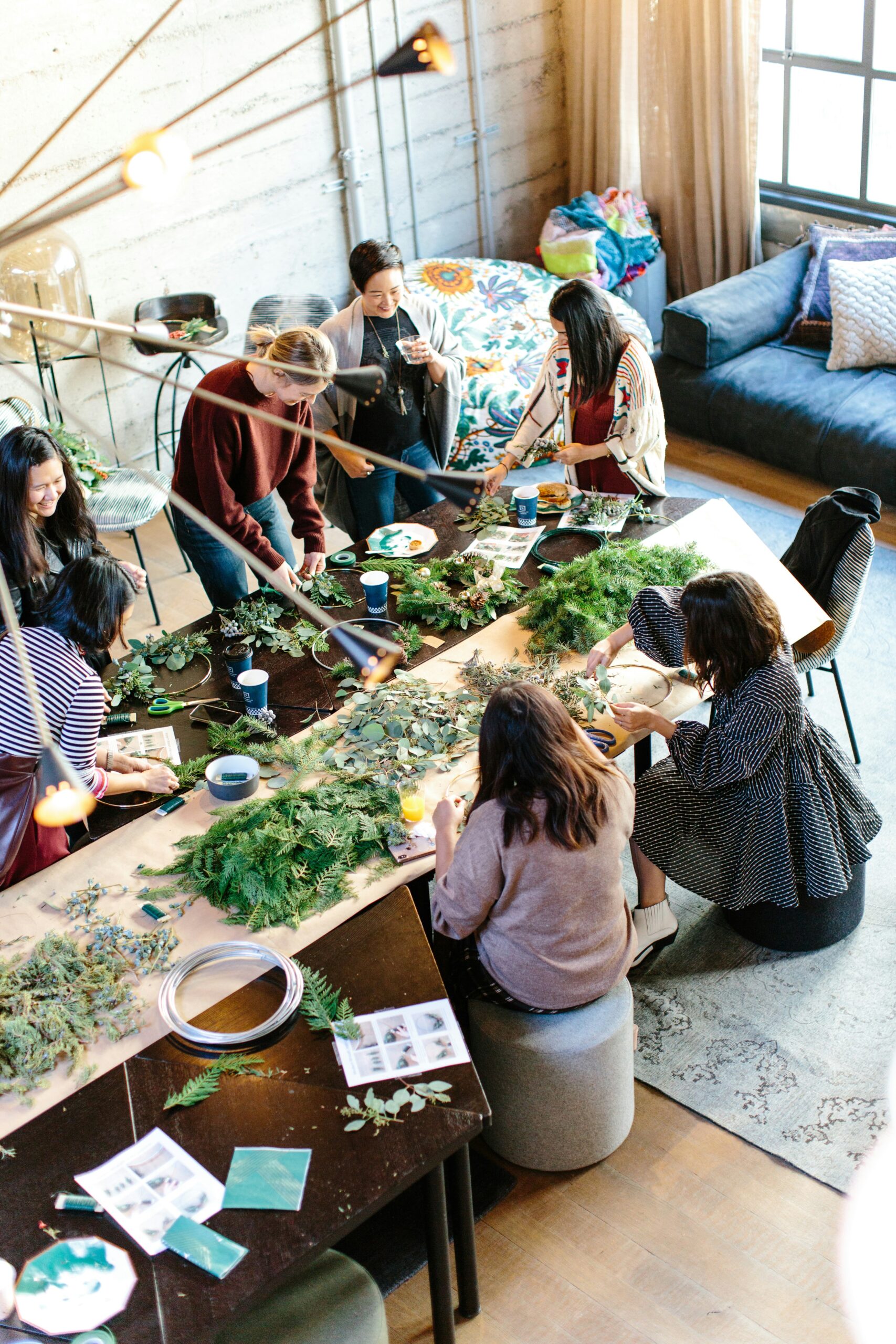 Atelier collectif avec des plantes, activité de team building écologique