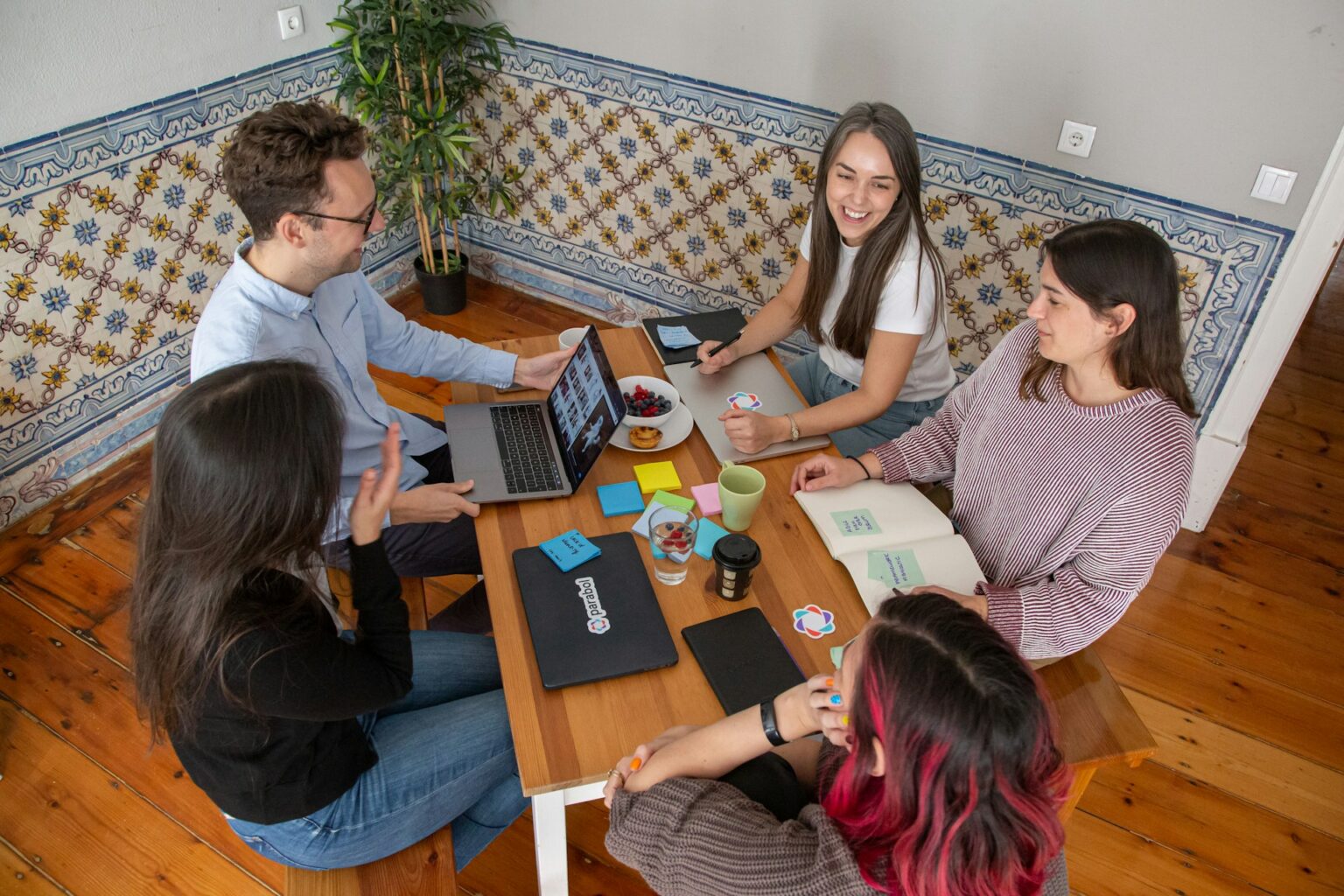 Réunion d’équipe autour d’une table basse, en ambiance détendue et collaborative
