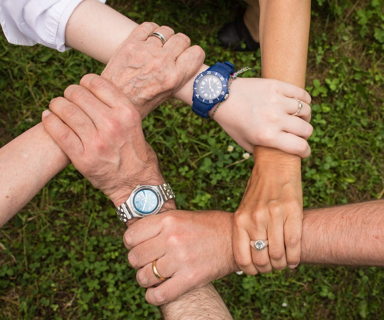 Cercle de mains entrelacées, symbole de solidarité et de confiance