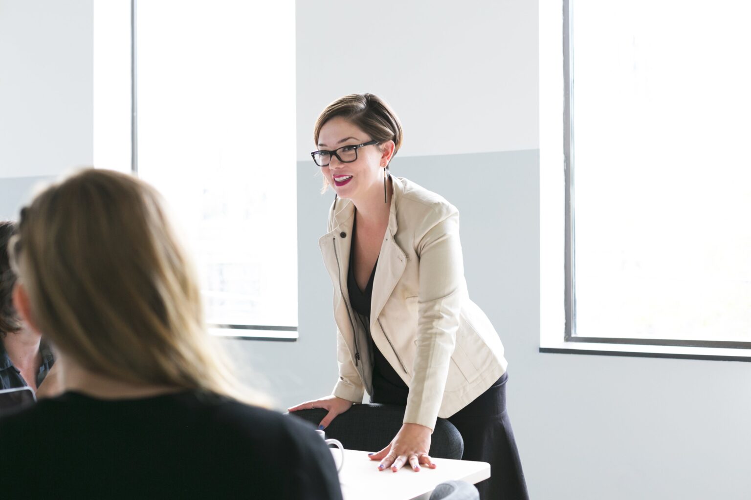 Femme intervenante en séminaire professionnel, posture de leadership