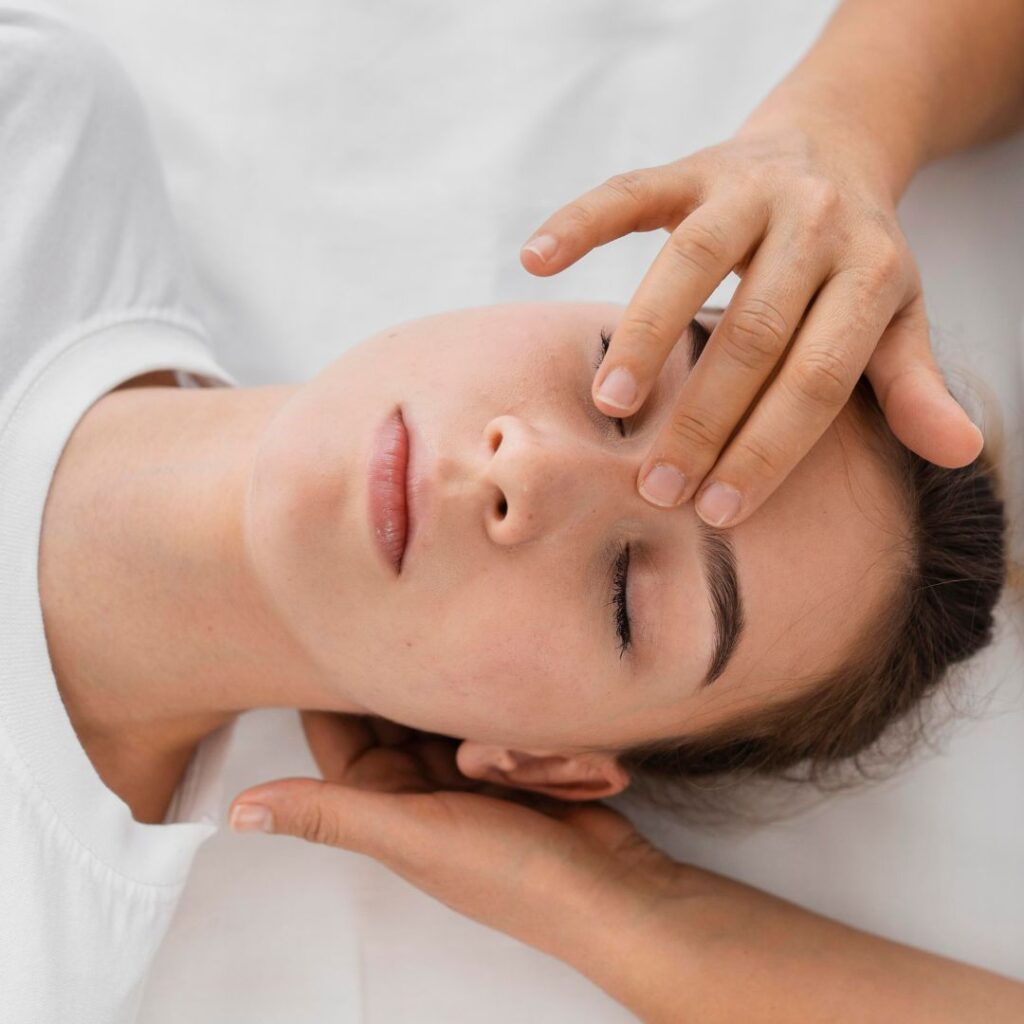 Soin Kobido visage d'une femme pendant le massage bien être