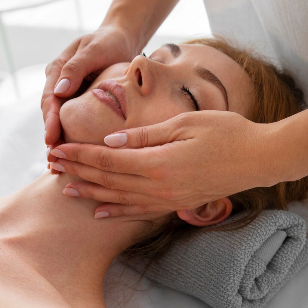 Femme soin kobido massage bien être du visage